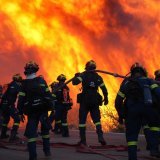 Des pompiers luttent contre les incendies sur l'île de Chios en Grèce. KEYSTONE/AP/Pantelis Fykaris